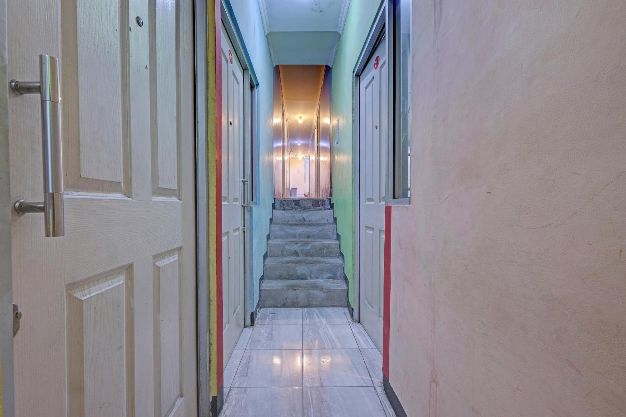 Oyo Life 92877 Hotel Rainbow 7296 スマラン エクステリア 写真